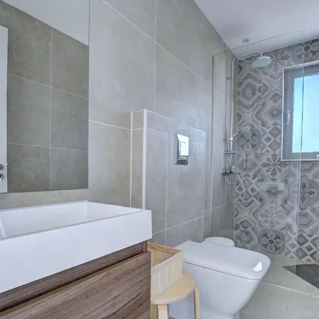 Protaras Ferienvilla Mit Privatem Pool- Whirlpool By Interhome パラリムニ
